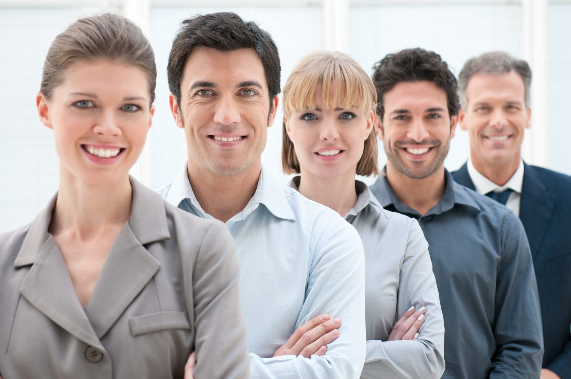 Lachend team van HR-collega’s tijdens groepsfoto