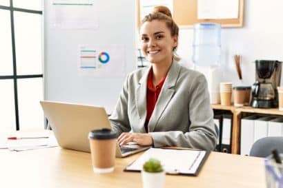 Vrouwelijke HR-adviseur presenteert informatie tijdens een overleg op kantoor